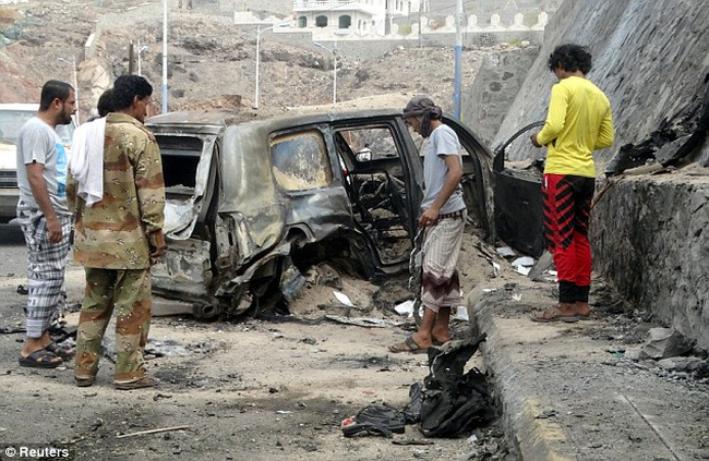 Hiện trường một vụ đánh bom tại Aden, Yemen.